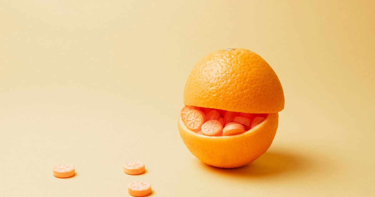 uma laranja tem quanto de vitamina c